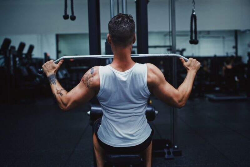 Treino de costas definido em fundo branco exercícios para homens treinamento  duro