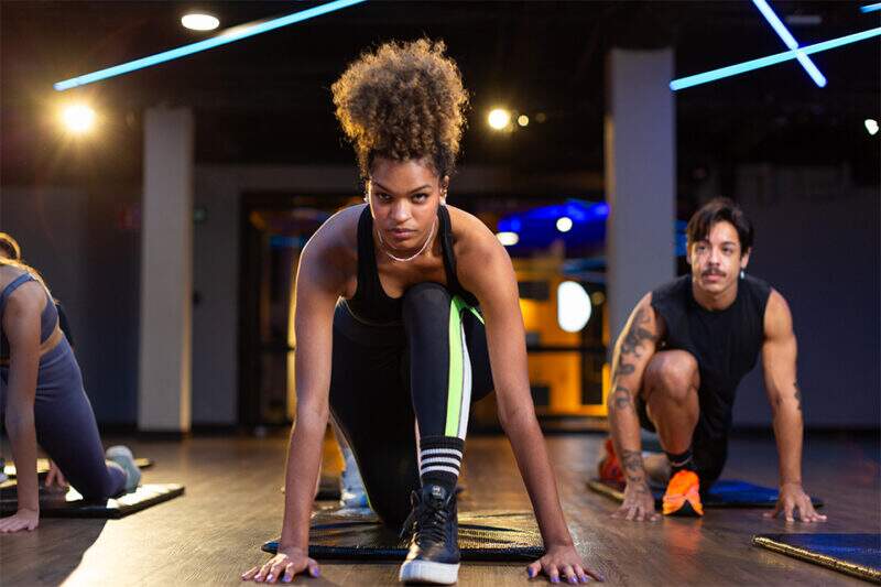 Mulher fazendo exercício para consciência corporal em academia Smart Fit